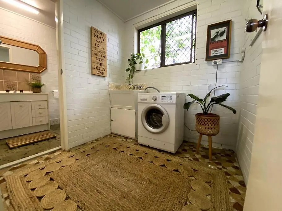 Pet Friendly & Super Central Retro Beach Pad! Gold Coast