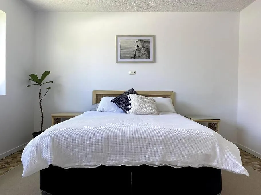 Holiday home Pet Friendly & Super Central Retro Beach Pad! Gold Coast
