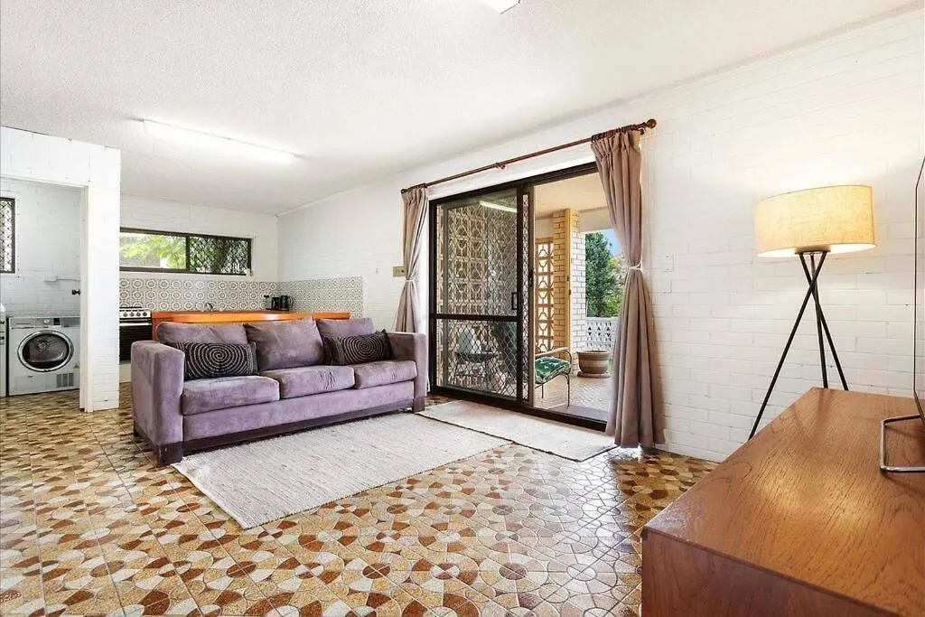 Pet Friendly & Super Central Retro Beach Pad! Gold Coast Holiday home