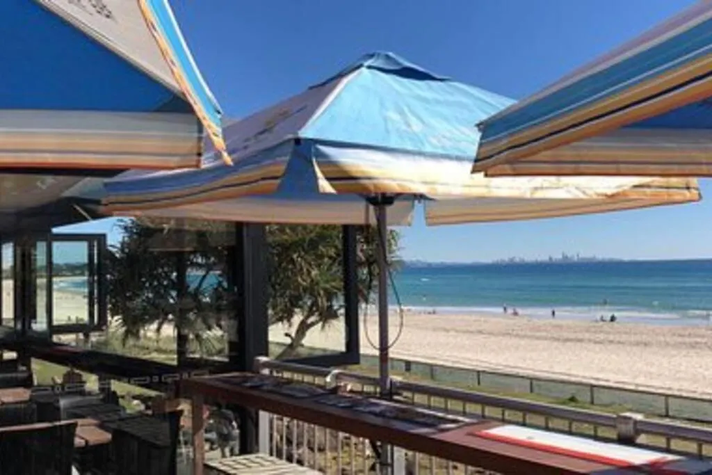 Holiday home Pet Friendly & Super Central Retro Beach Pad! Gold Coast